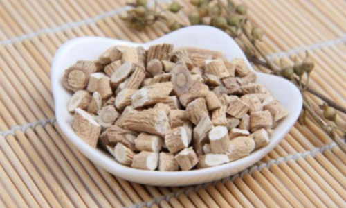 因药剂形式不同,板蓝根分为经过熬制以后才能喝的饮片和一些成药